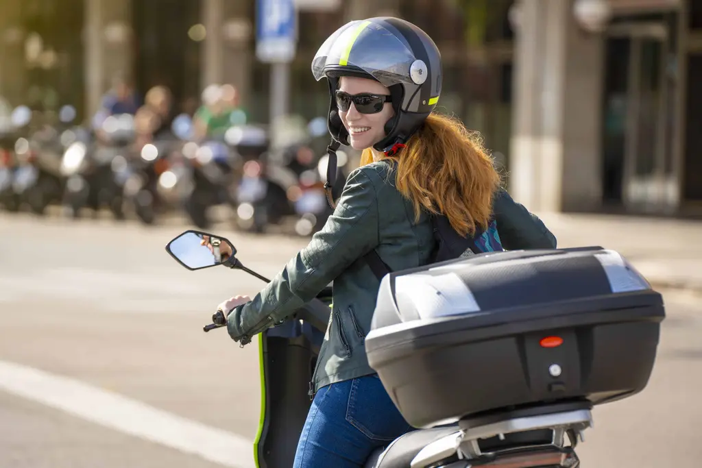 Kvinna på moped